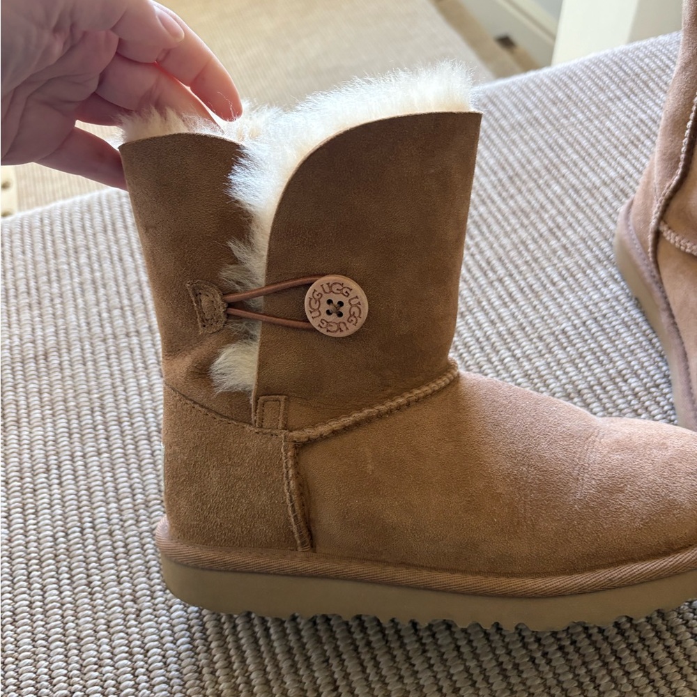 UGG Tan Bailey boots chestnut color